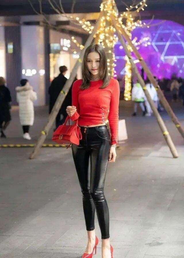 穿搭打底裤尽显时尚美感,复古蓝牛仔裤吸睛穿搭