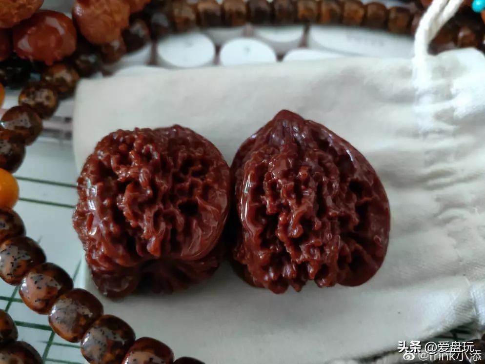 核桃盘时间长了为什么会变红玉化,盘的核桃发霉了怎么办