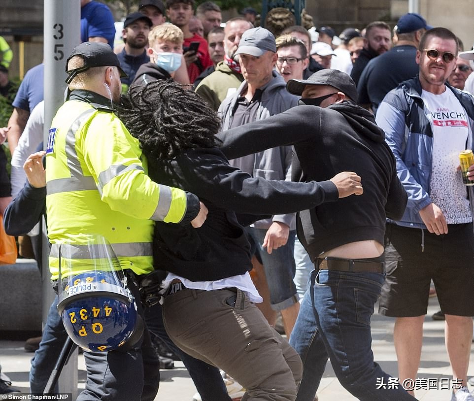 英国抗议人群与警方爆发冲突,英国白人右翼和反种族主义