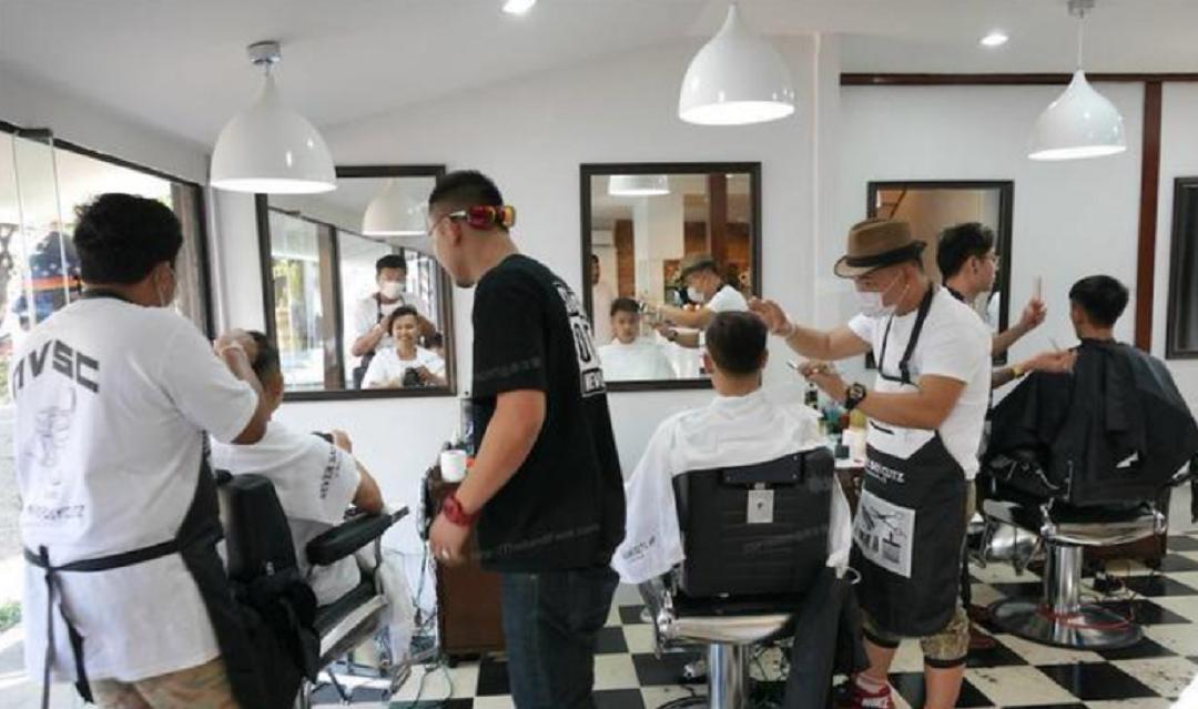 大叔20年前给小伙开理发店,54岁大叔开理发店竟年入12亿