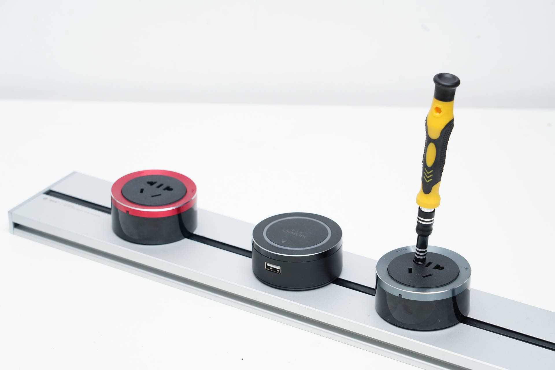 扩展式插座和轨道插座哪个好,嵌入式轨道插座和普通轨道插座