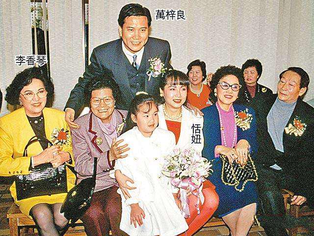 排场这么大、敢抢寿星名导的风头？拒绝与周星驰和解的他有何底气