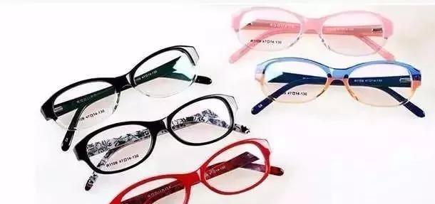 孩子挑选眼镜,家长选的眼镜