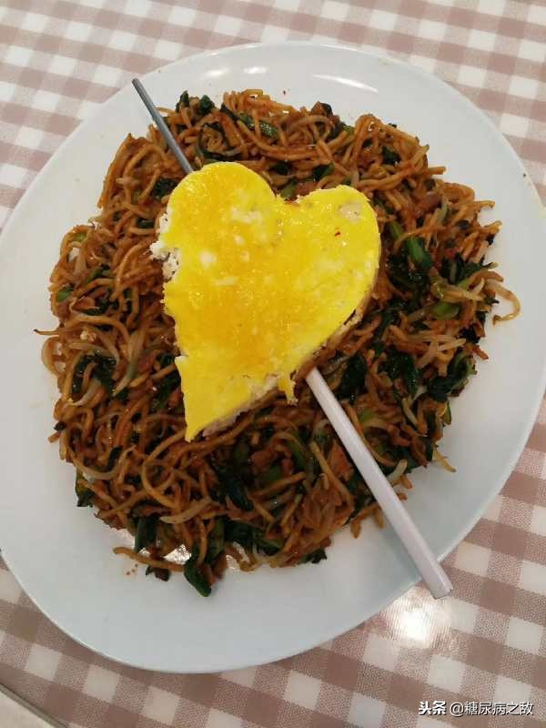 一型糖尿病必须一天打四针,患糖尿病31年每天吃20多种东西