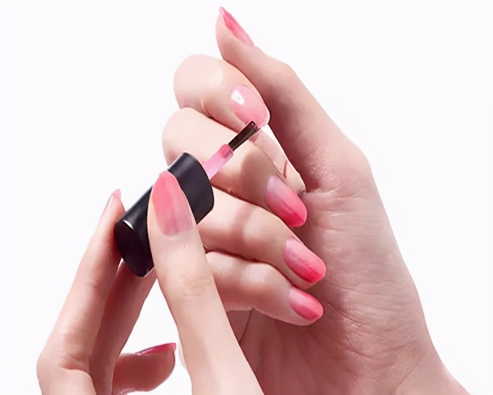 自己涂指甲油怎么不容易撕掉,指甲油怎么涂到指甲尖边缘