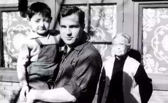 他是《洛丽塔》男主，畸形恋专业户，也是禁欲系不老男神