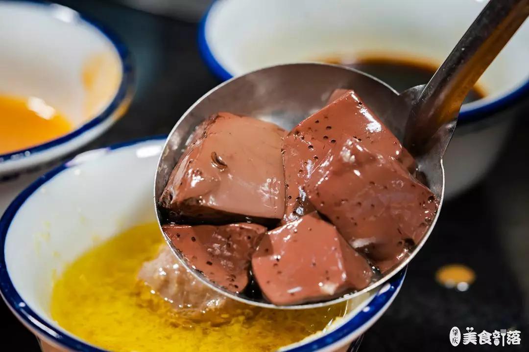 终于吃到啦！靠着明档新鲜现切的驴肉火足多年，人均30+大胆吃