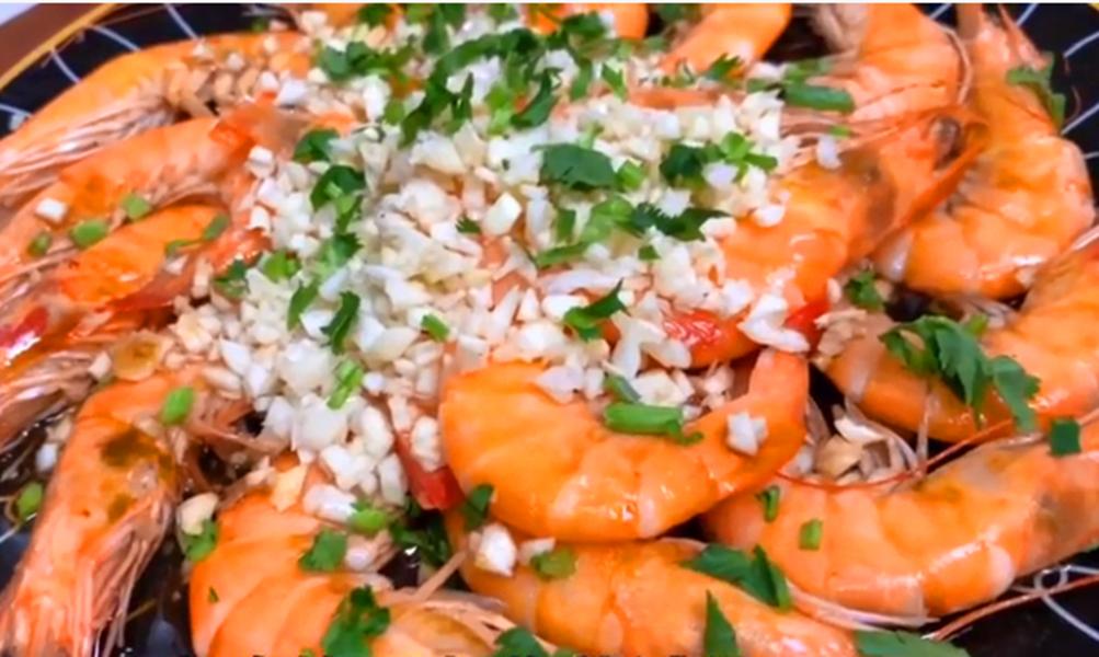 水煮大虾时,直接下锅煮是错误的,牢记2个诀窍,大虾鲜嫩还不腥