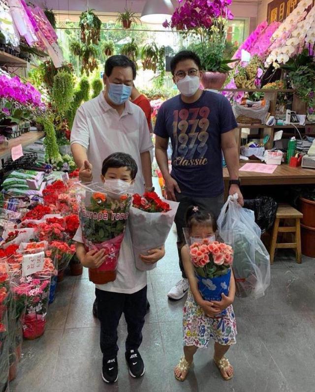 霍启刚带子女下厨,霍启刚为孩子下厨视频