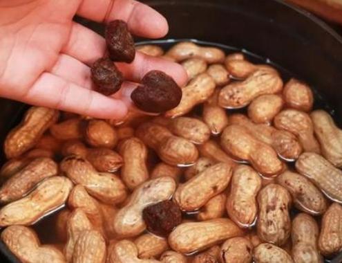 煮花生只放盐,用干花生煮花生的方法