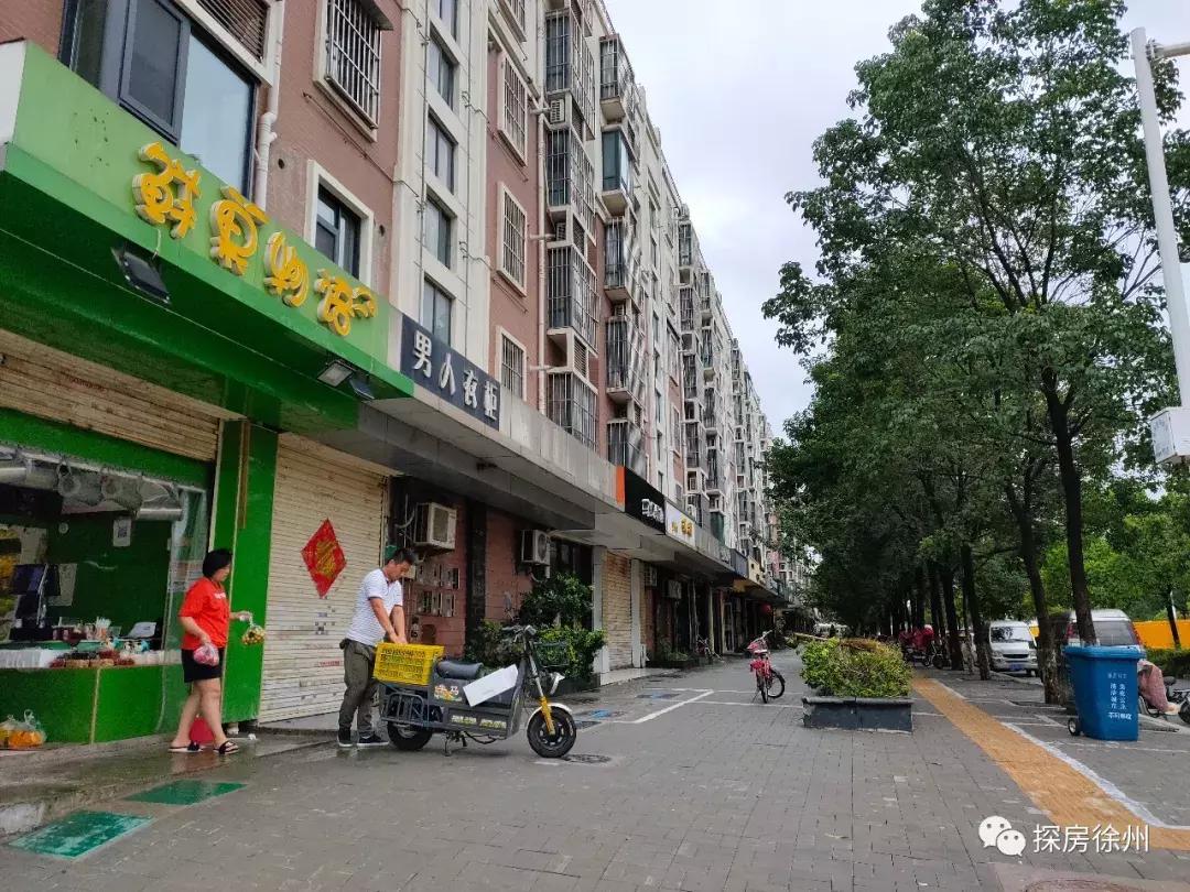 这个小区有点酷！门面全靠保安大爷撑起来，实探后竟发现...