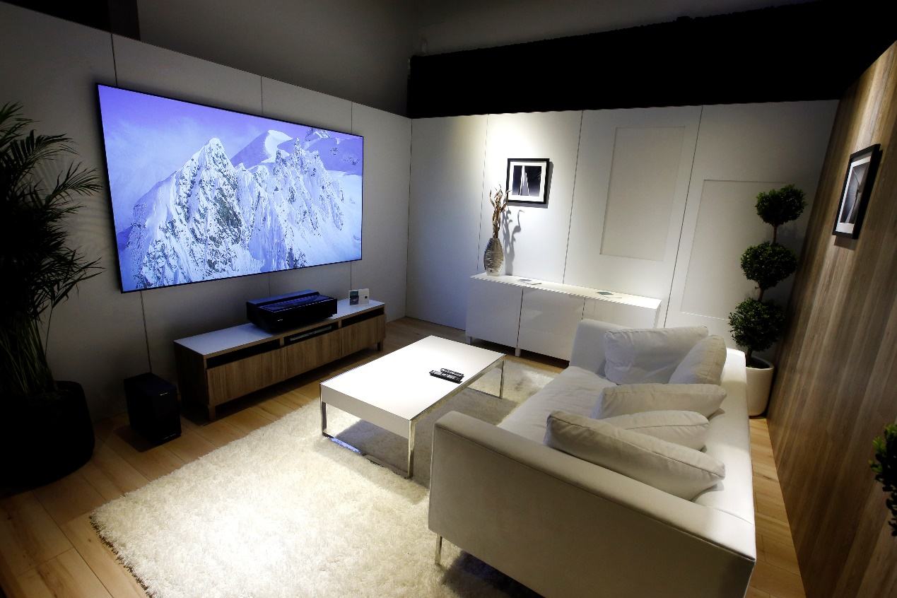 买超短焦投影仪还是100寸电视,超短焦投影仪客厅用推荐