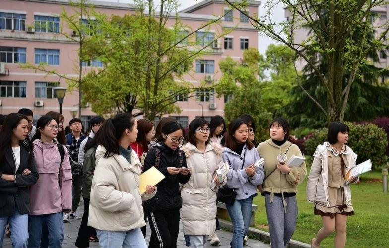 大学生为了逃课假扮老奶奶,大学生为了社团逃课