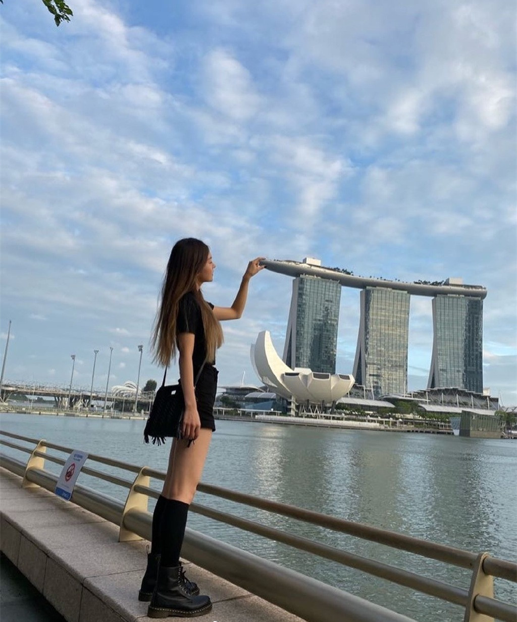 “猫系长相”黄礼志，穿印花卫衣配骑士靴，高级脸成简单穿搭亮点