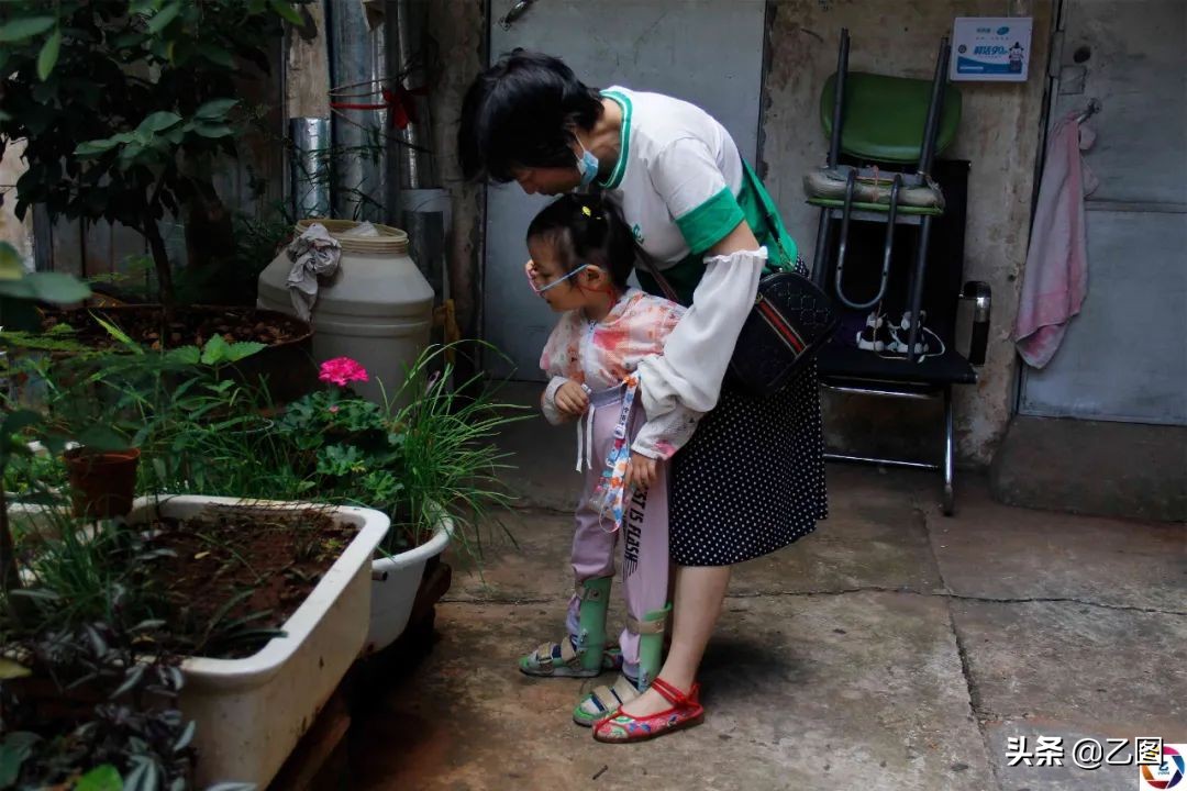 42岁残疾妈妈借钱做试管婴儿,残疾单亲母亲为女儿做手术