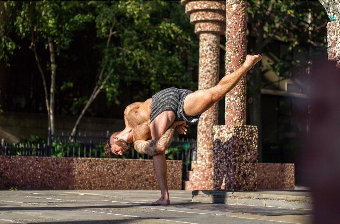 夏天t恤男生穿搭简单,男士夏季t恤穿搭技巧