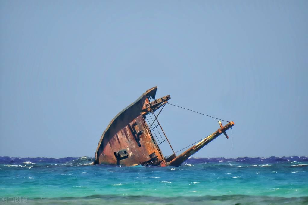 万吨巨轮遭遇台风视频,万吨巨轮搁浅沙滩实拍救援全过程