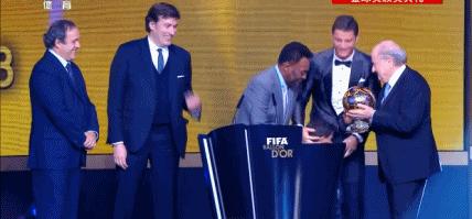 c罗难掩颓势梅西尽显球王风范,梅西难掩颓势c罗尽显球王风范