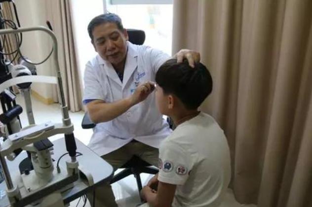 儿童使用502胶把自己眼睛粘住了,一滴502胶水进入眼睛会怎样