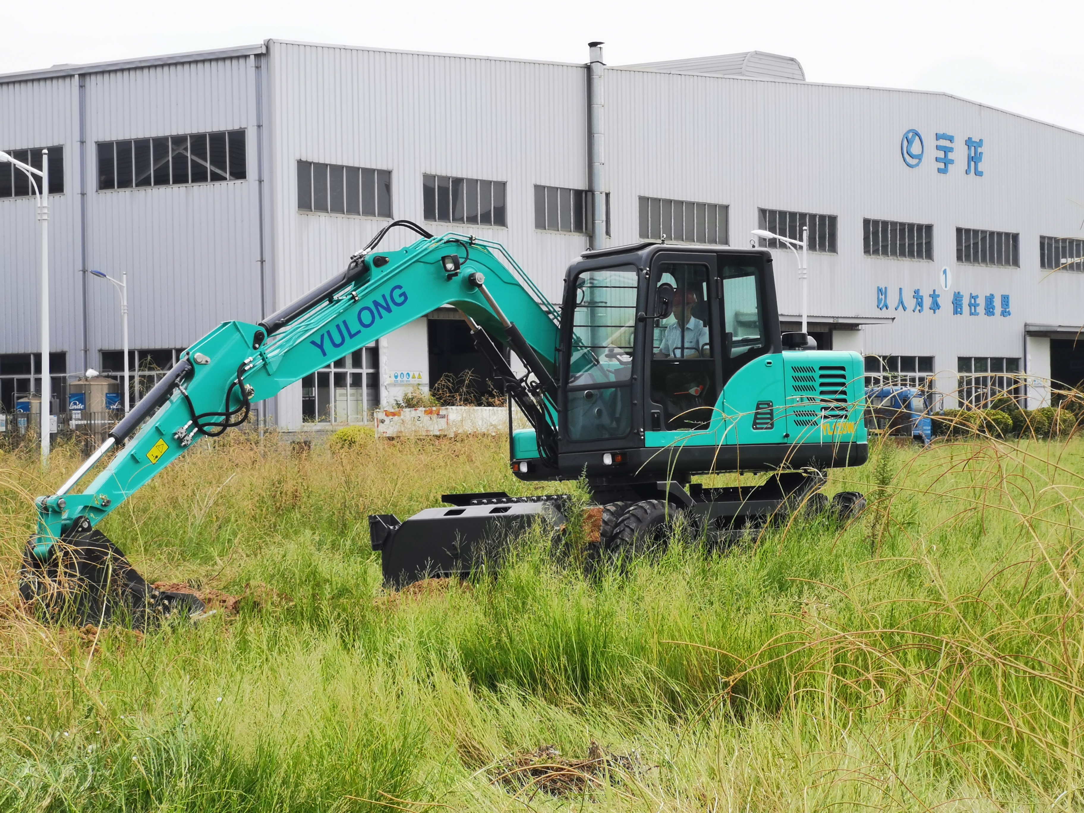 买挖掘机和开挖掘机,挖掘机是租用好还是自己买好