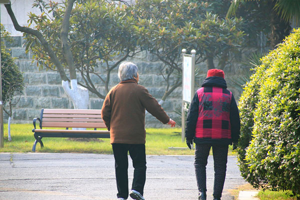 55岁老长老年斑怎么预防治疗,五十岁怎样预防才能不长老年斑