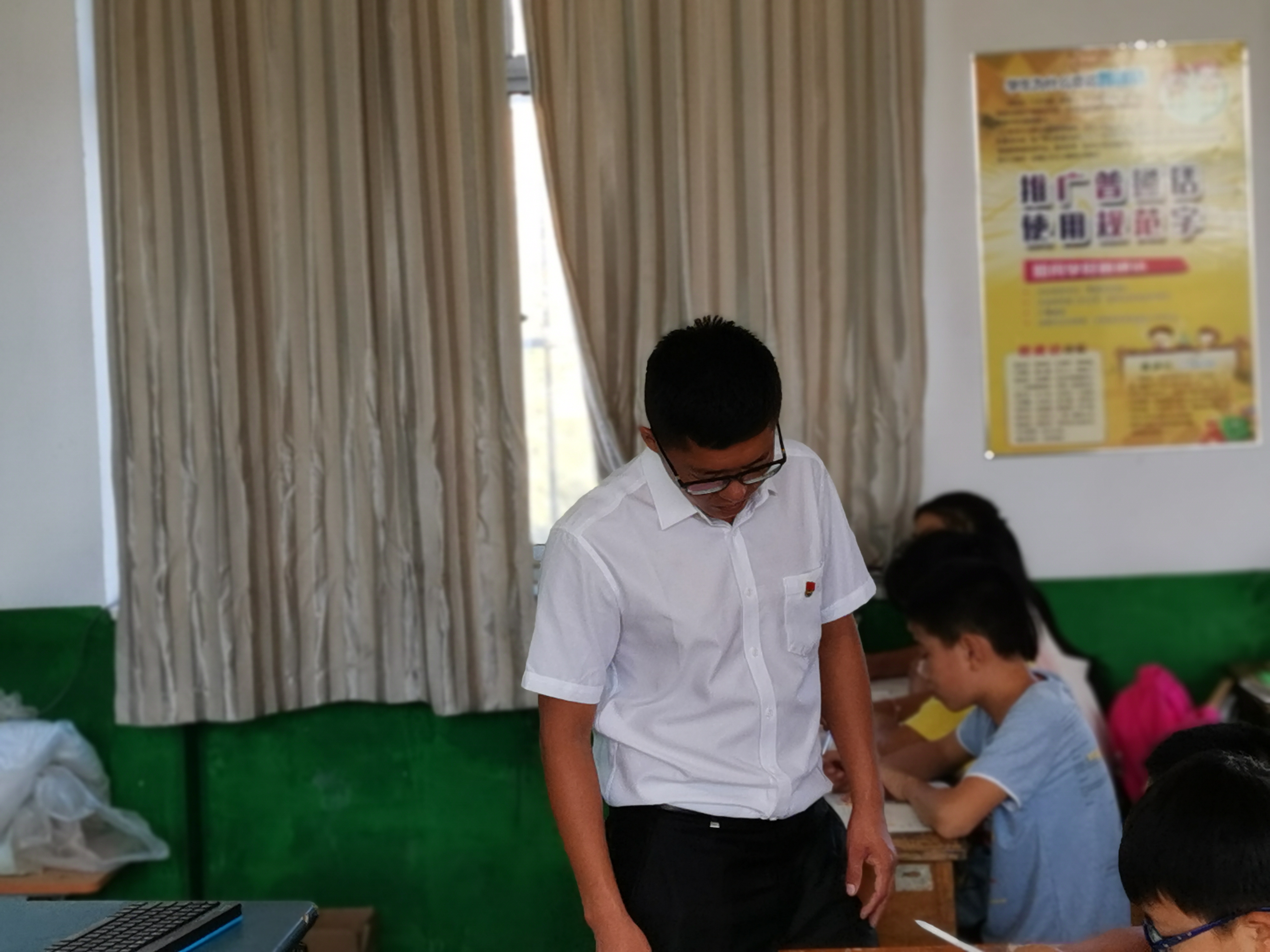 辽宁一数学老师去教河北一所小学足球！还带领学校荣获国家级称号，这个体育老师够牛