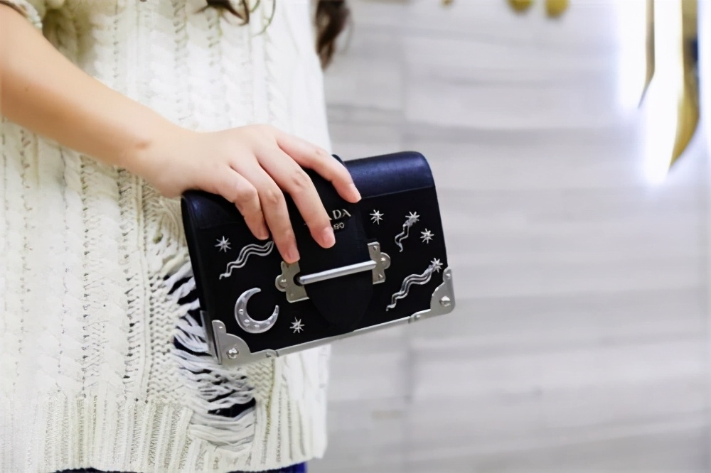 prada贝壳包真假对比,prada星月包