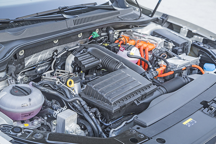 大众新能源制动系统报警,上汽大众油电混合帕萨特试驾