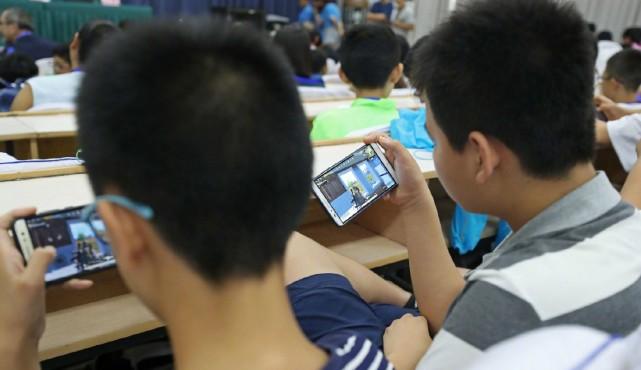 教育部终于对中小学生手机出手了，事关老师和学生，家长高兴了