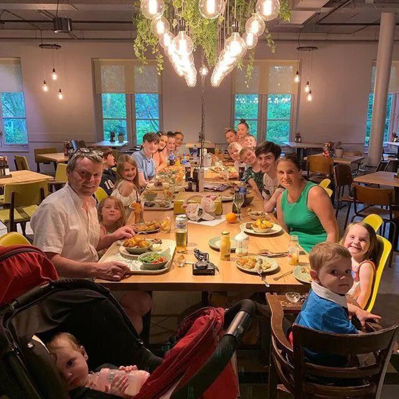 英国夫妇30年生22个孩子,英国夫妻连生10个男孩