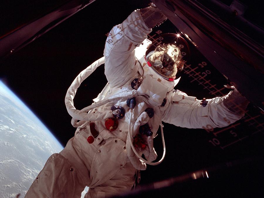 阿波罗事故7名宇航员,阿波罗十一号降落在陨石坑里