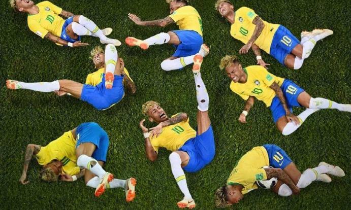 足球裁判为啥不吹假摔,足球假摔经典操作