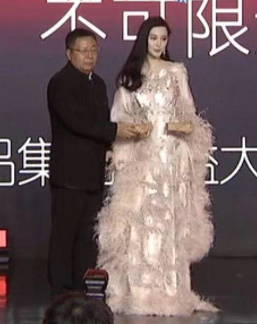 范冰冰身穿华丽的礼服艳压全场,范冰冰红毯粉色背心包头帽