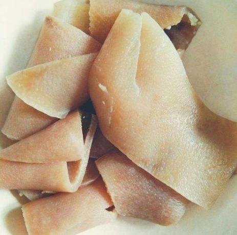 猪皮冻怎么做到成冻有弹性,猪皮冻怎么做能让猪皮均匀