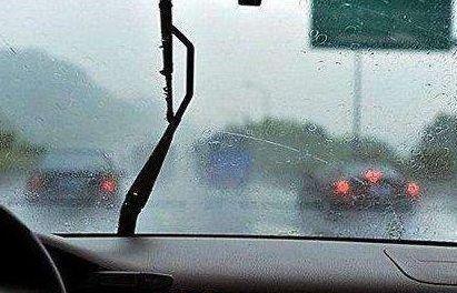 玻璃起雾最简单有效办法,老司机汽车防雾的方法