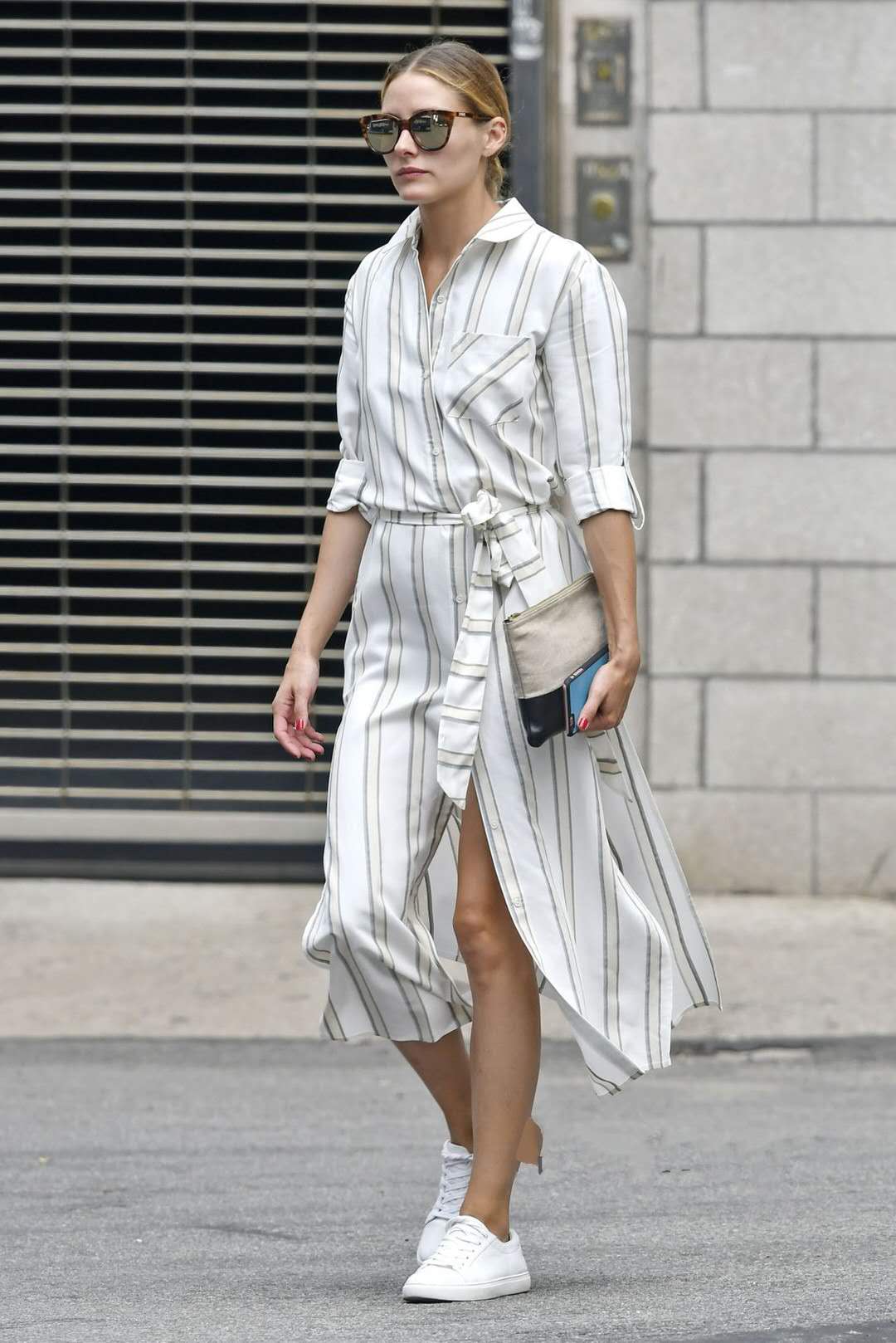 53岁泰国跑路总理终现身!同框哥哥小鸟依人,穿短袖小臂却粗壮