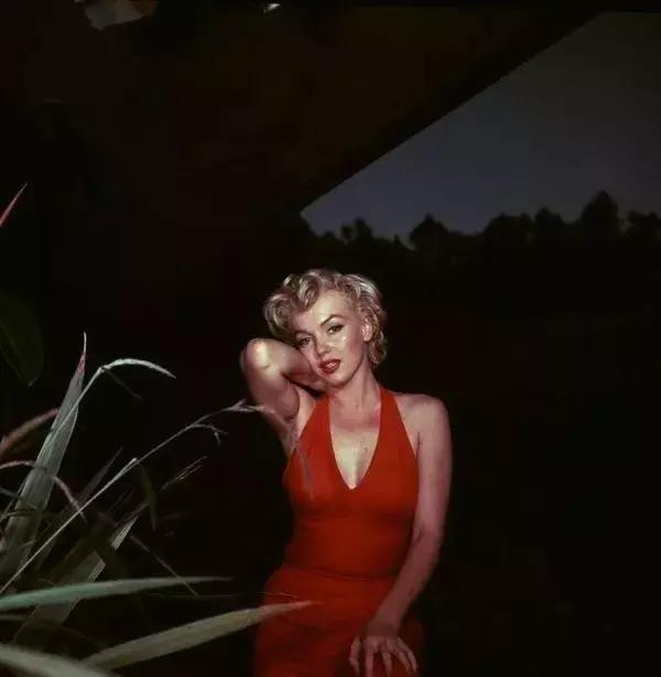 女生为什么要涂那么多东西,唇色深的女生涂口红