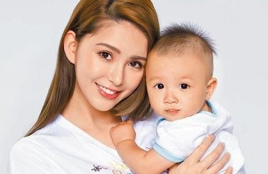 昆凌生一胎的时候多少岁,昆凌生完二胎后首次露面