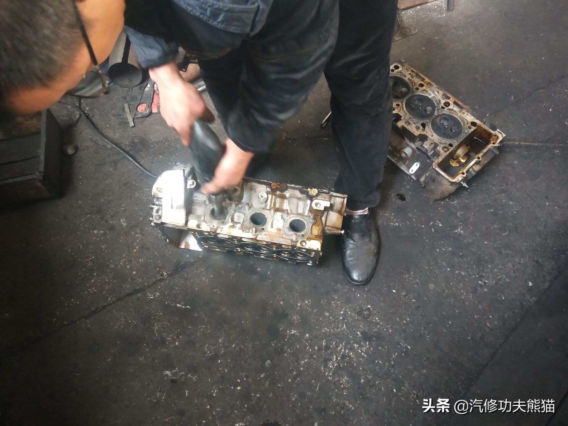 16款奥迪a6l2.5自吸发动机漏油,奥迪a6l2.4免拆烧机油处理靠谱吗