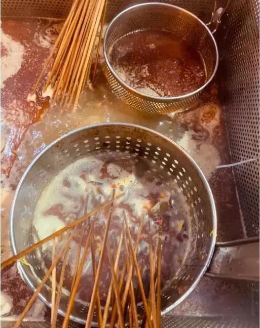 终于被我吃到了！这一锅90年代的麻辣烫，才是咱老成都挂念的市井味啊！