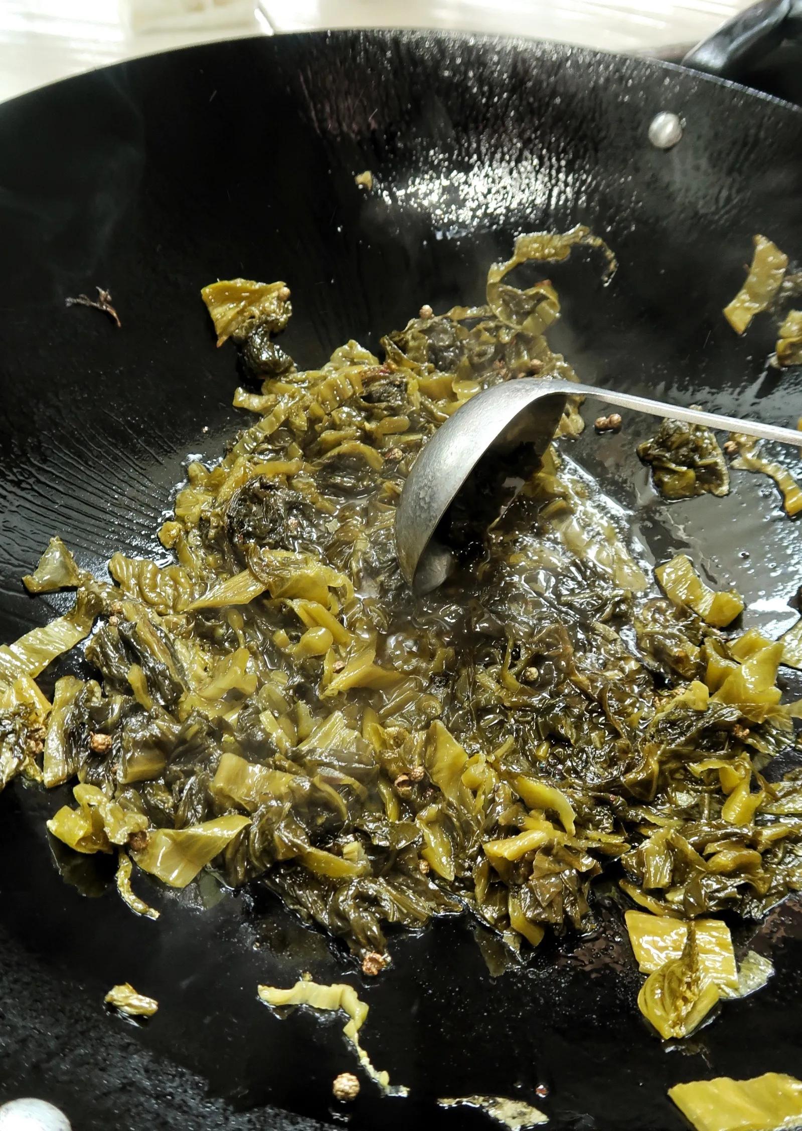 黄辣丁拿盐巴和料酒腌渍搓洗,它胡子刺很利,要格外小心。