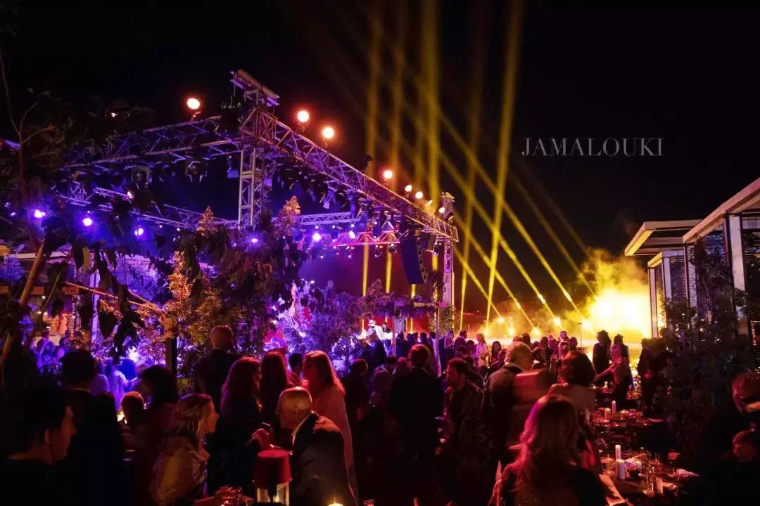 15万颗施华洛世奇水晶,eliesaab婚纱