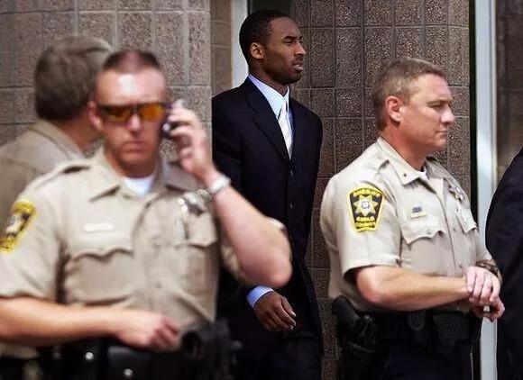 她与巨星19年的婚姻：出轨、争议、甜蜜与永别