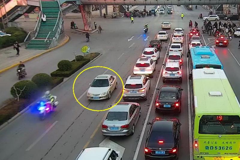 男孩误食老鼠药交警救援,男童误服农药交警开辟生命通道