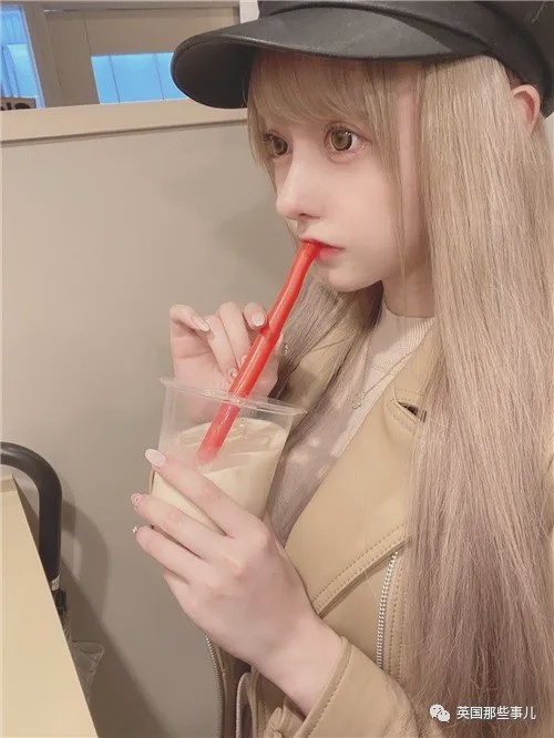 19岁少女整容成60岁大妈,女子花20w整容成网红脸