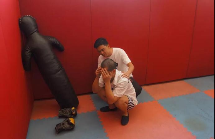 出狱前，他主动要求监狱对他严管……