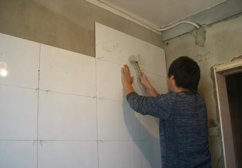 用瓷砖胶贴瓷砖要不要刷背胶,使用瓷砖胶的正确方法