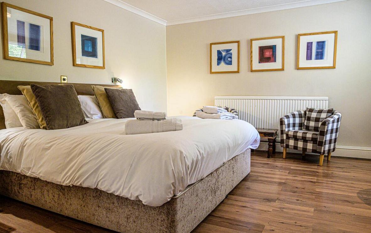 胆大包天！英国男子性侵同床陌生女子，当时他妻子就睡在他身旁