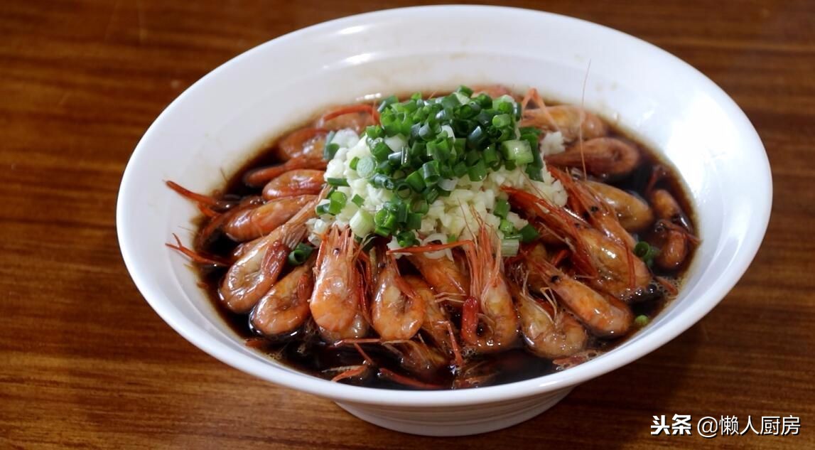 大白虾的虾尾怎么做,吃小河虾时如何留下完整的虾壳