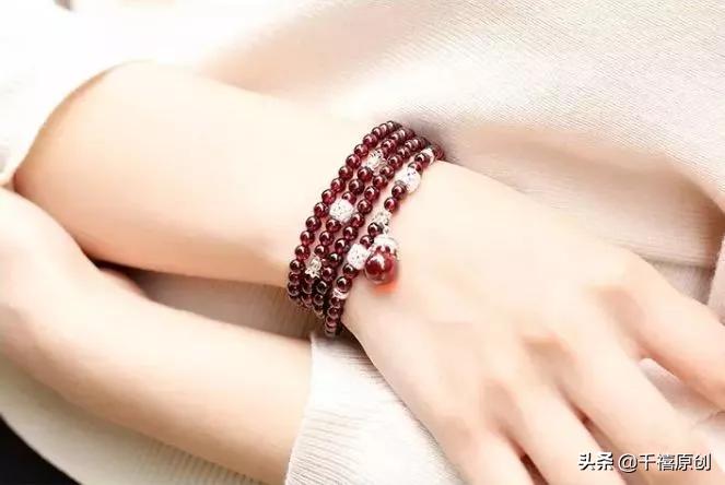 这个大牌卖#假珍珠#洗鱼水涂玻璃、电饭煲种宝石